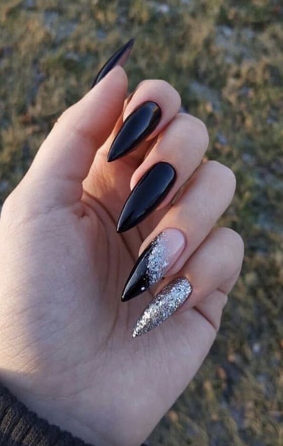 unha preta com glitter stiletto