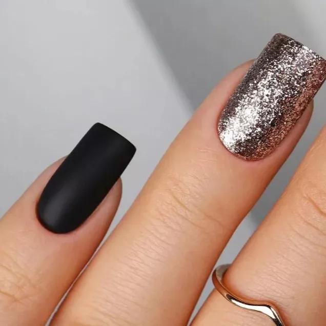 unha preta com glitter na ponta