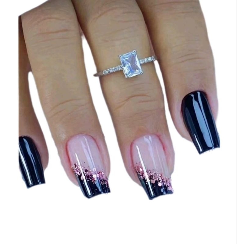 unha preta com glitter na base