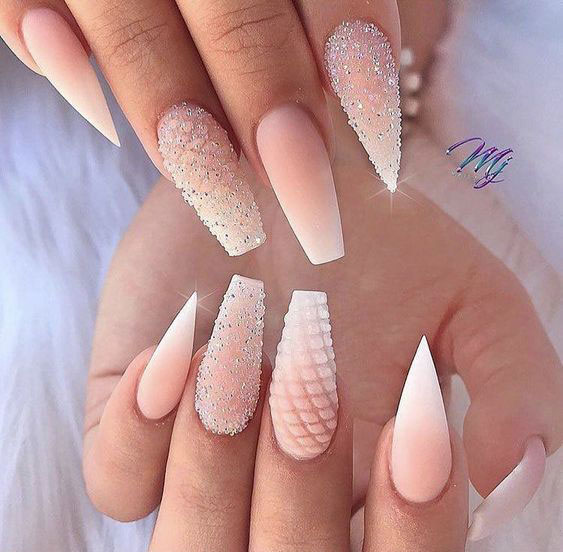 unha stiletto com pedraria sutil