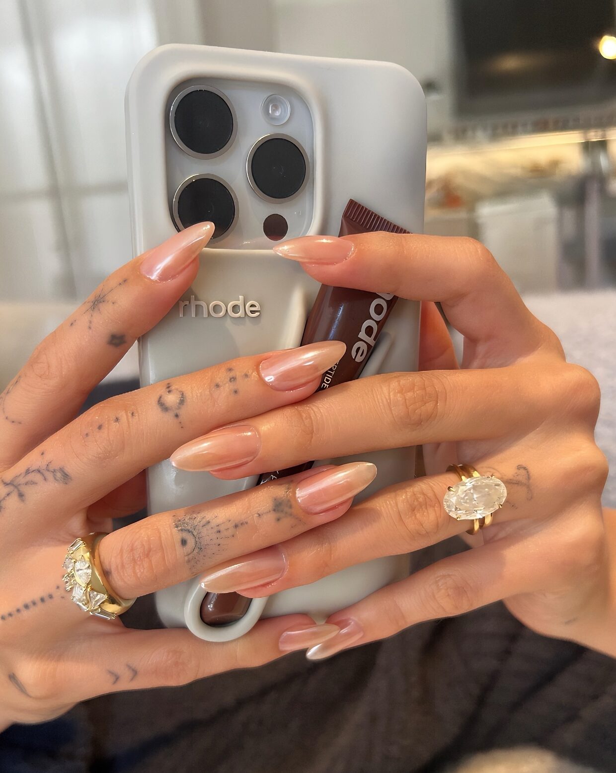 unhas almond curtas delicadas