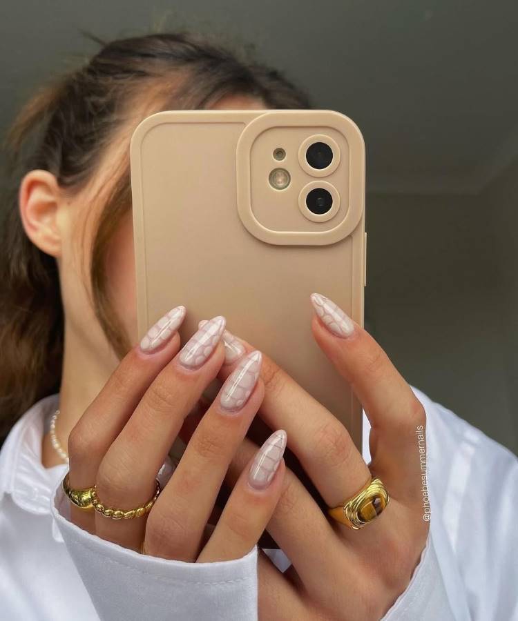 unhas almond delicadas minimalistas