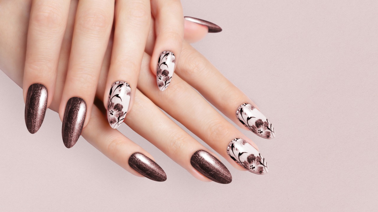 Unhas amendoadas com esmalte nude