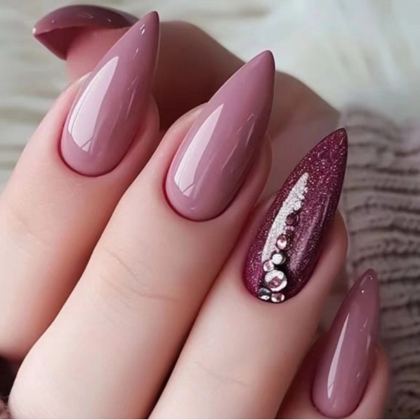 Unhas amendoadas com esmalte cinza