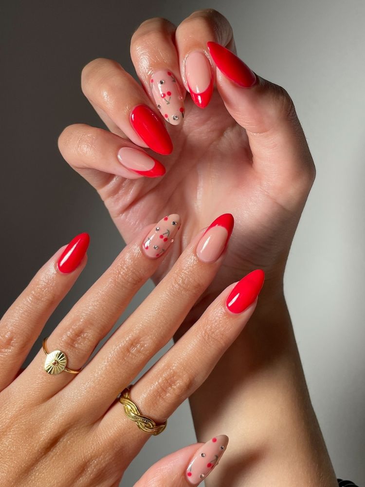 Unhas amendoadas com francesinha