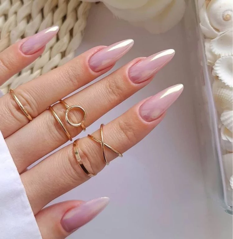 Unhas amendoadas com esmalte nude