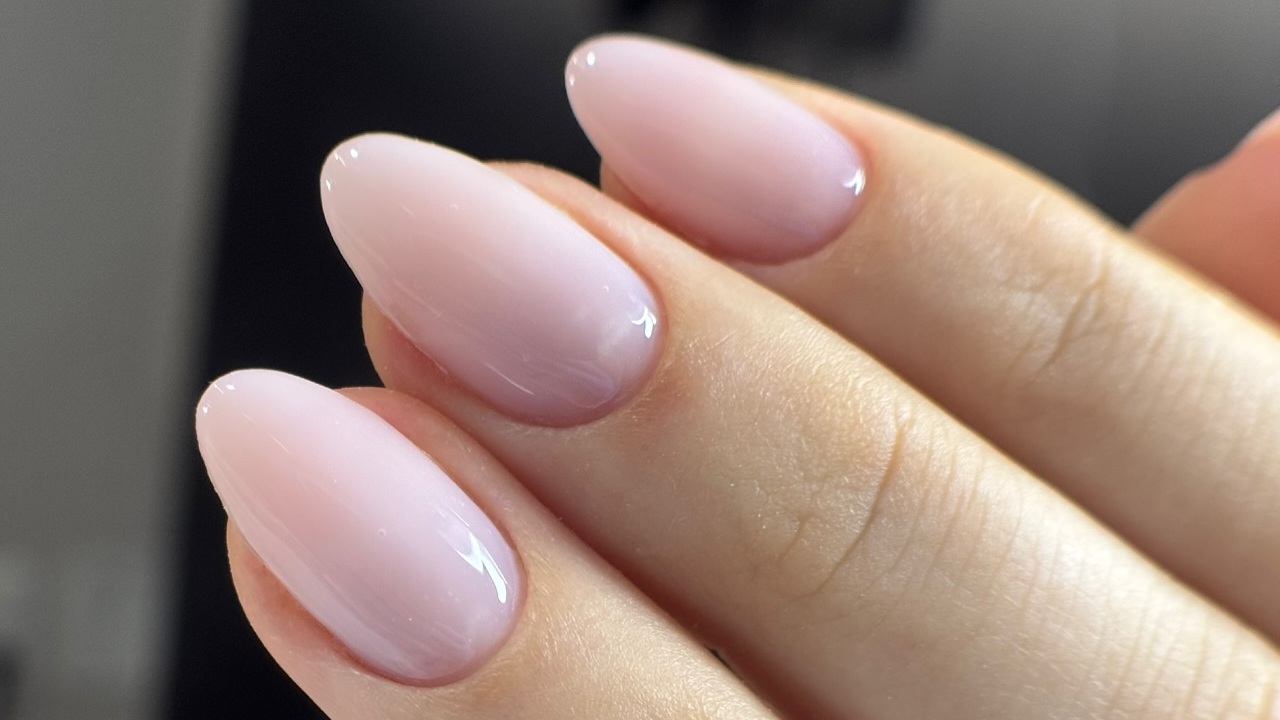 Unhas amendoadas com esmalte nude
