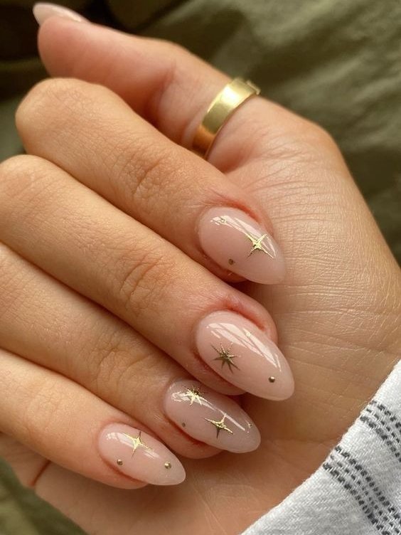 unhas curtas amendoadas