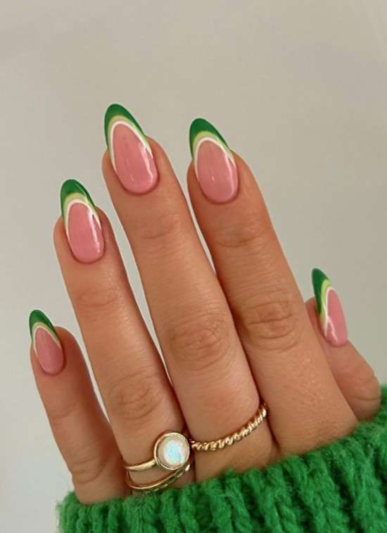 unha amendoada com esmalte cereja escuro