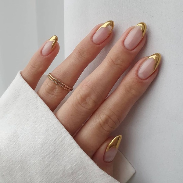 unhas amendoadas com francesinha delicada