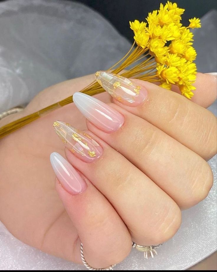 unhas amendoadas com efeito perolado