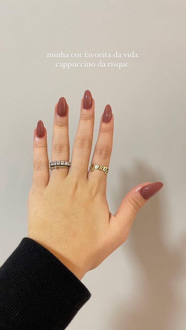 unhas amendoadas com francesinha delicada