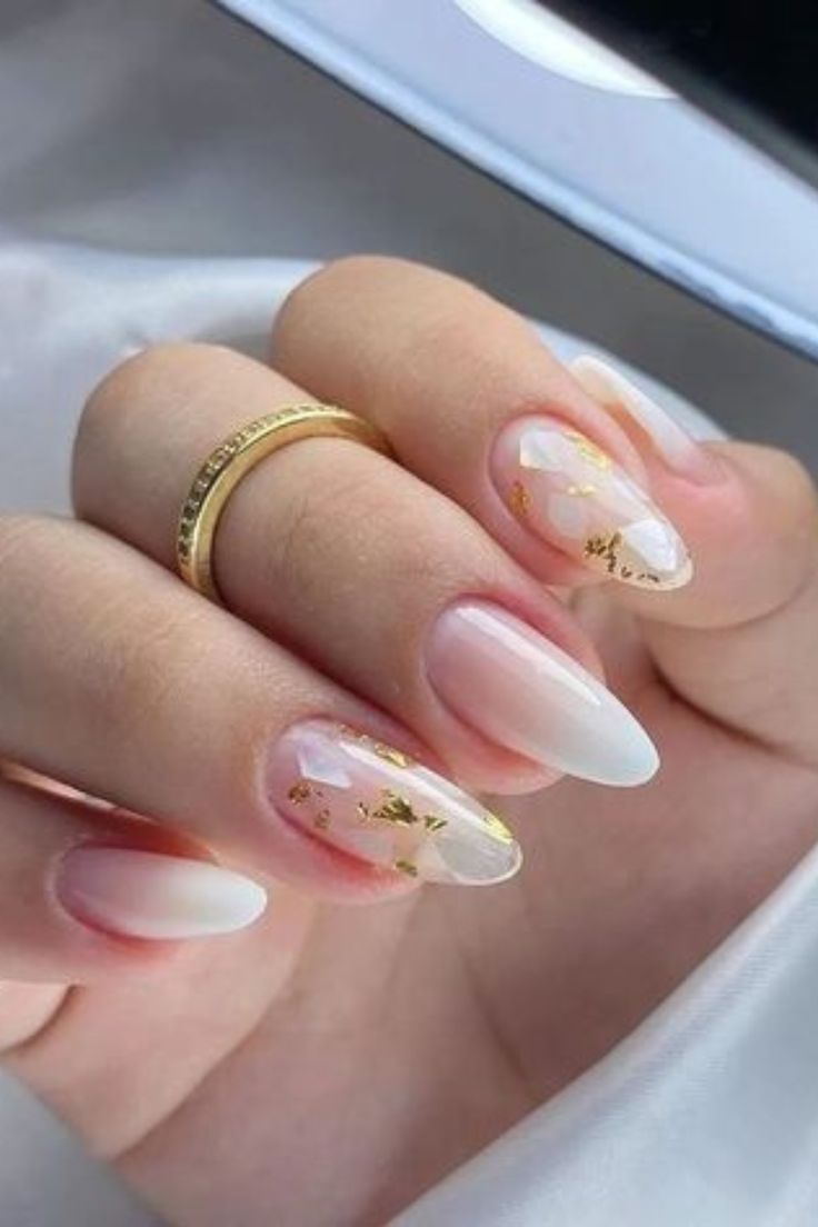 unhas amendoadas com efeito perolado