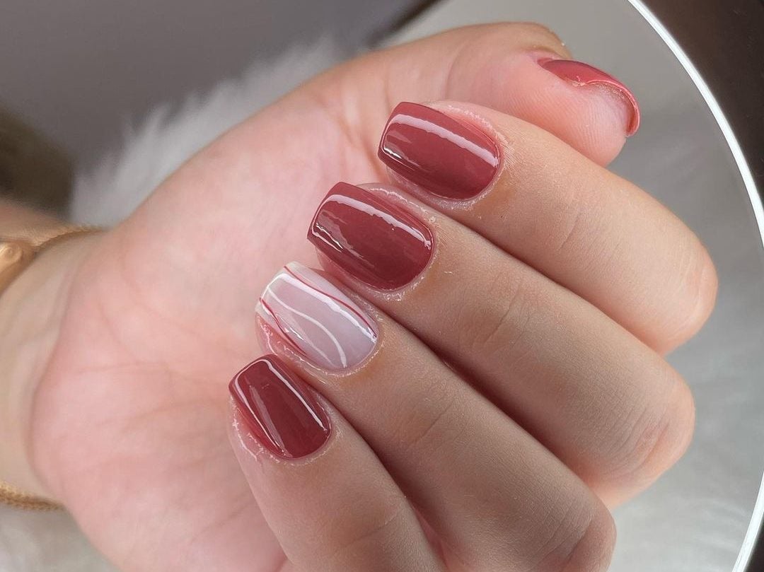unhas curtas com glitter
