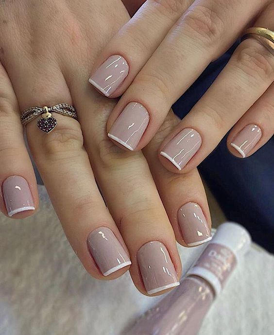 unhas de gel curtas elegantes