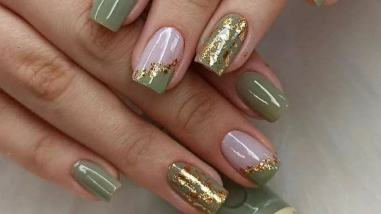 Unhas com pedrarias discretas