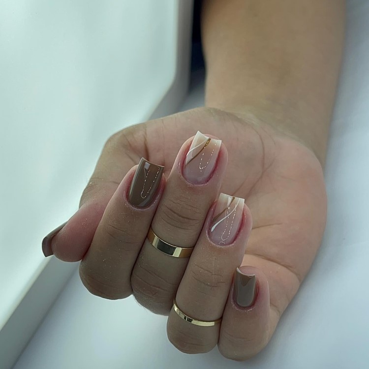Unhas com efeito pó cromo