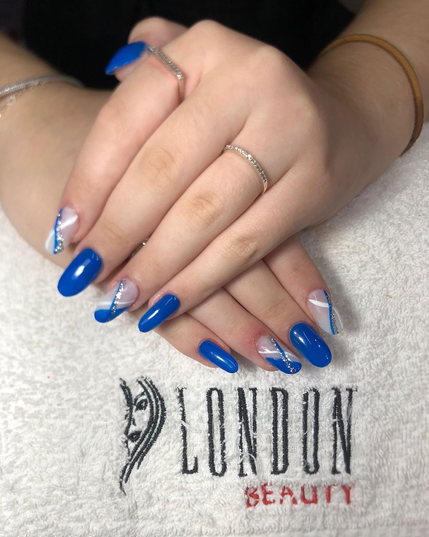 Unhas com cores vibrantes