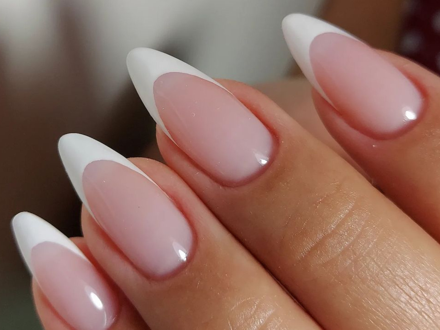 unhas francesinha almond