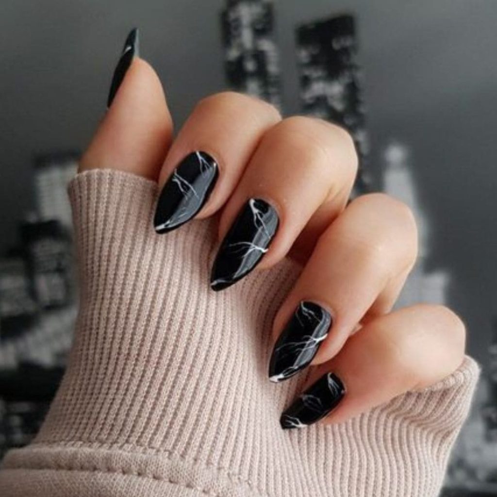 unhas de gel pretas com glitter