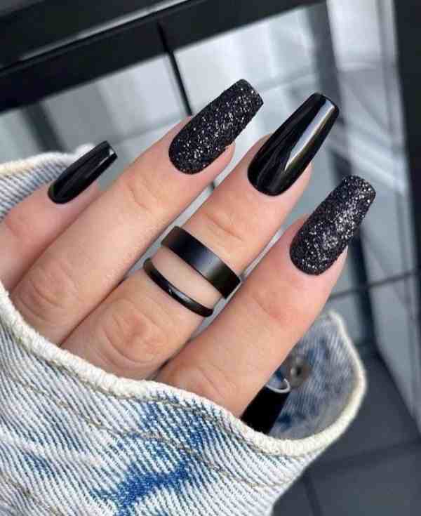 unhas pretas decoradas com dourado