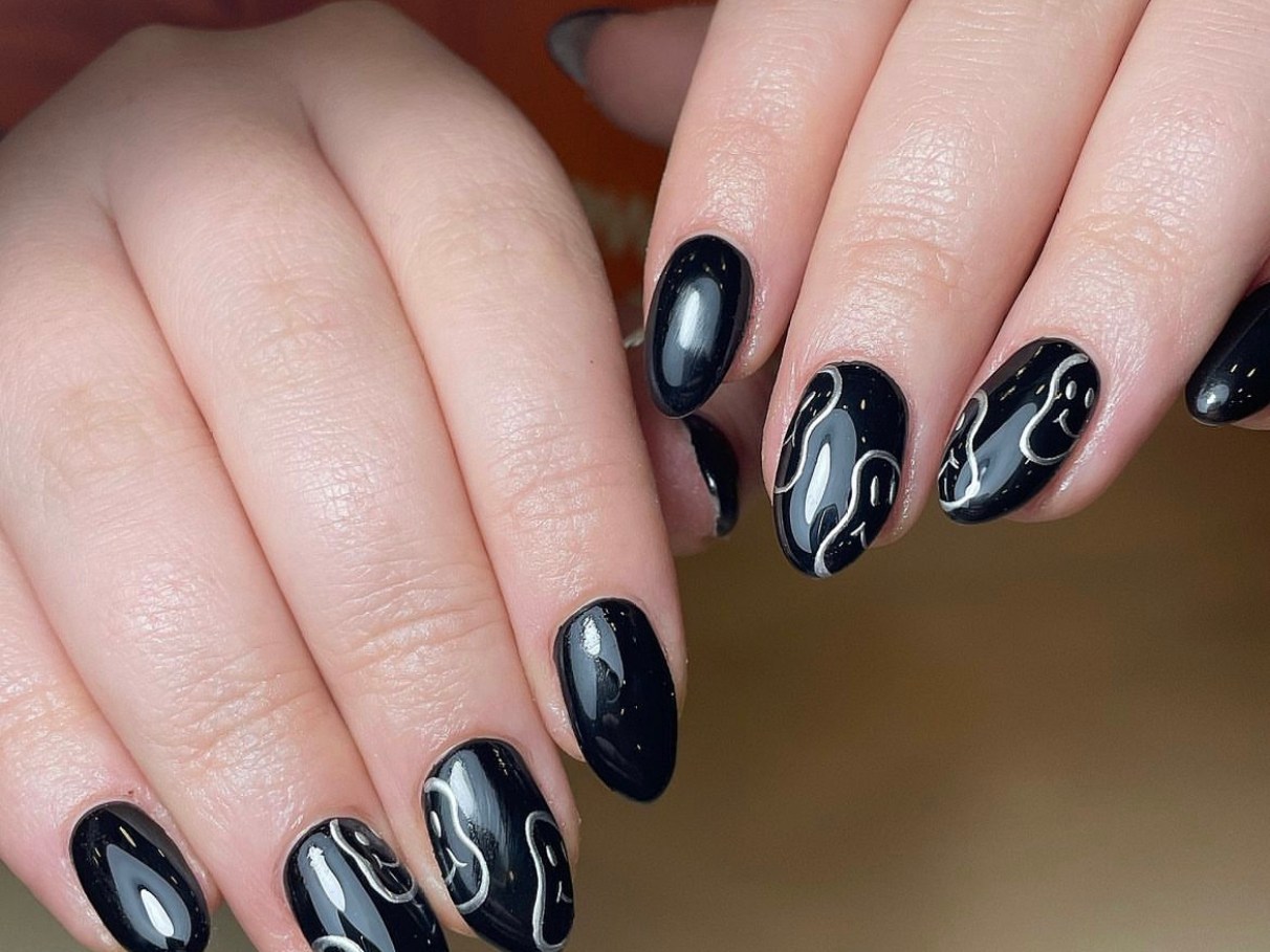 unhas pretas decoradas com pedrarias