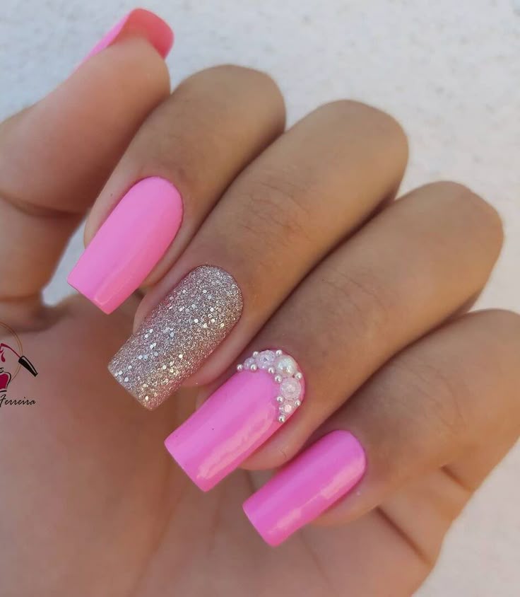 unhas rosa chiclete