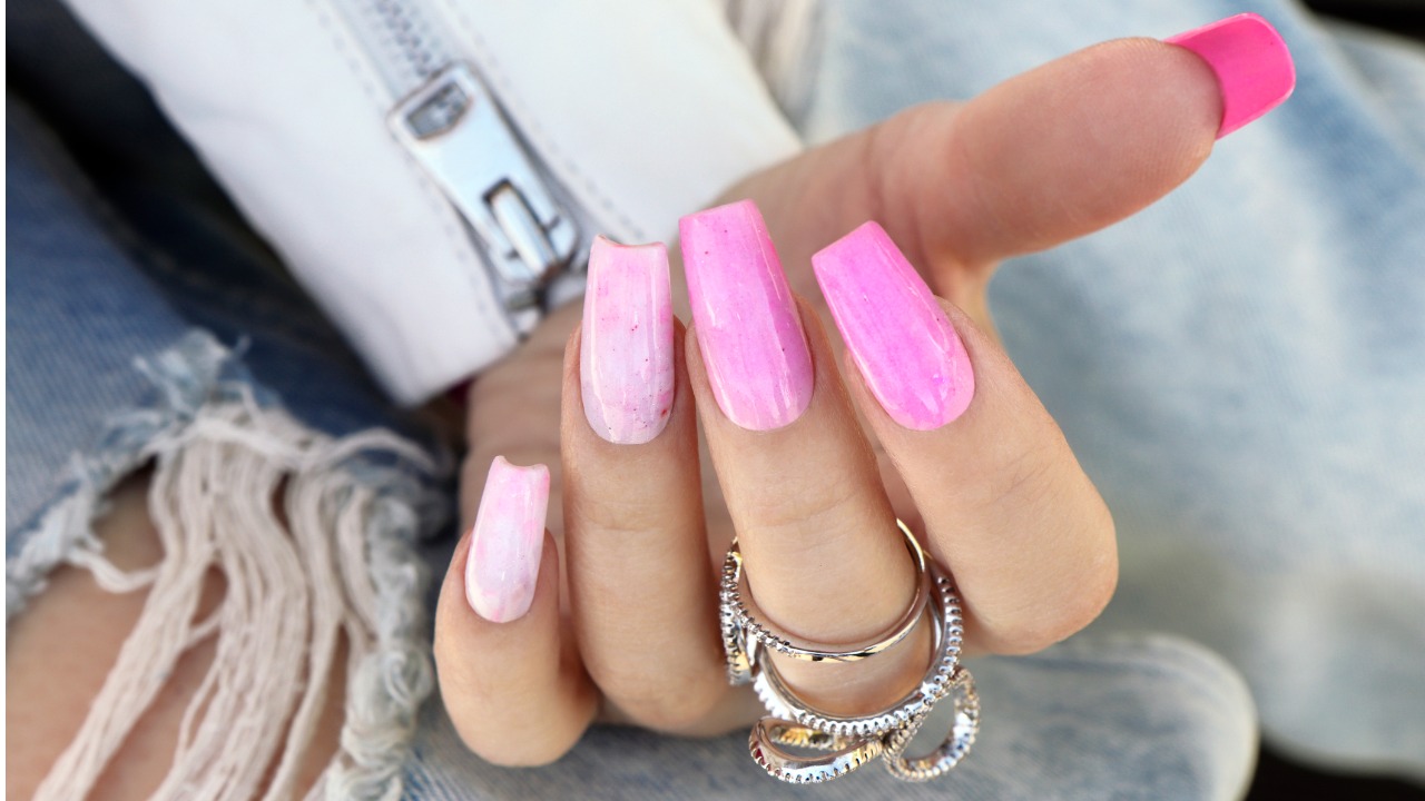 unhas decoradas rosa metalizado