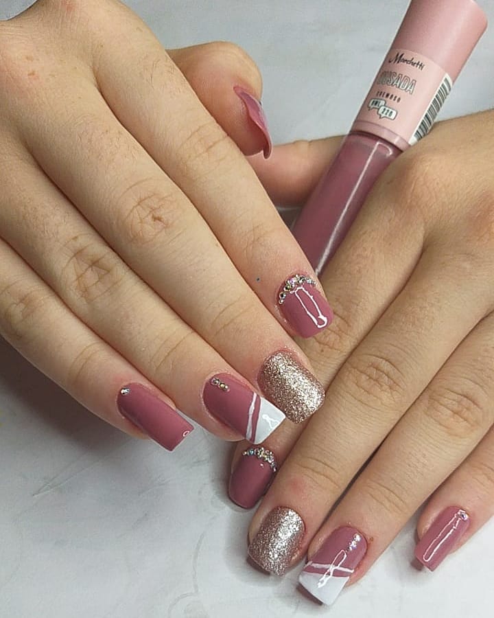 unhas decoradas rosa com pedras