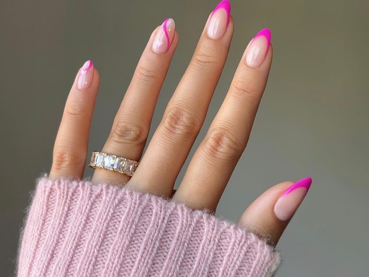 unhas decoradas rosa e branco