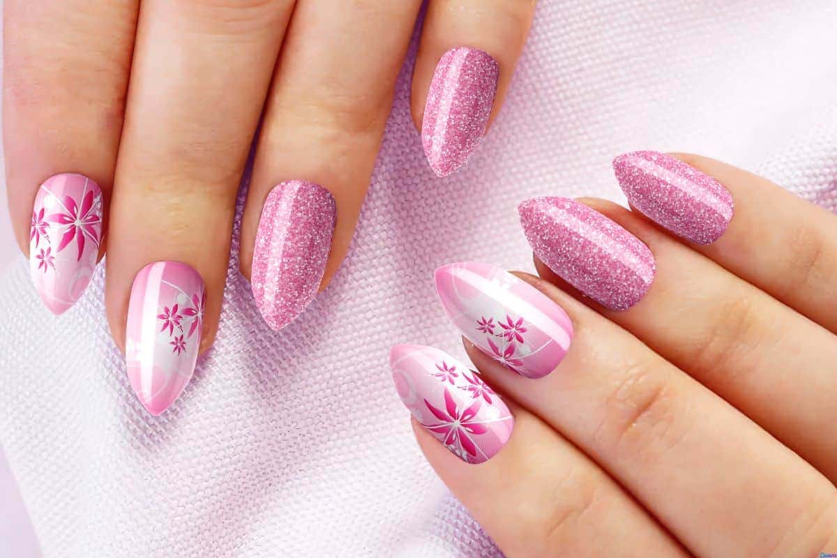 unha rosa com glitter