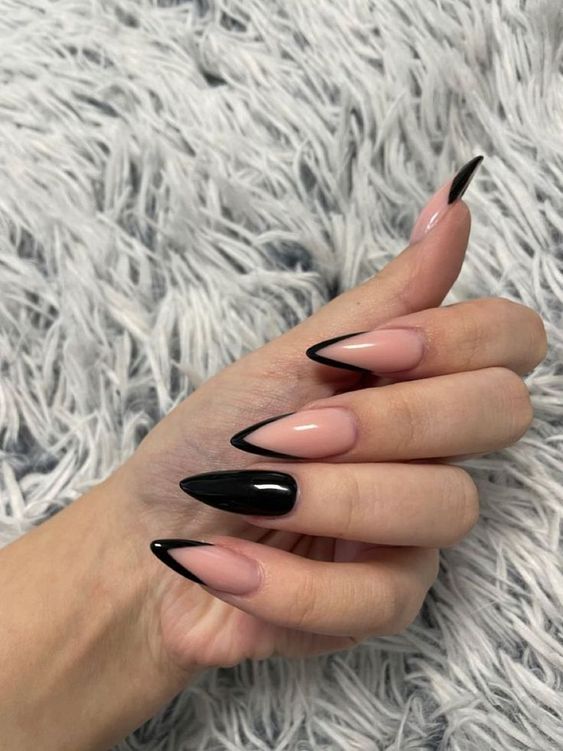 Unhas pretas decoradas amendoada