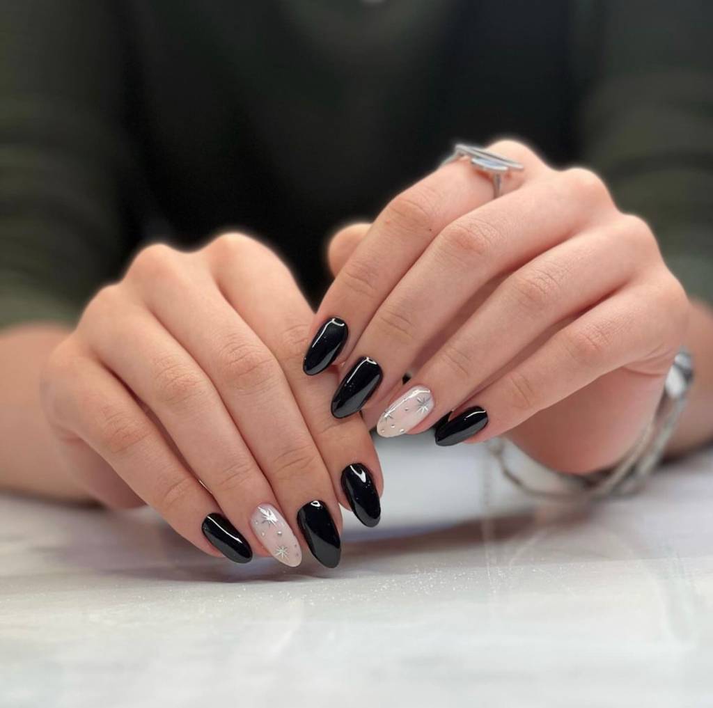 Unhas pretas decoradas com pedrarias