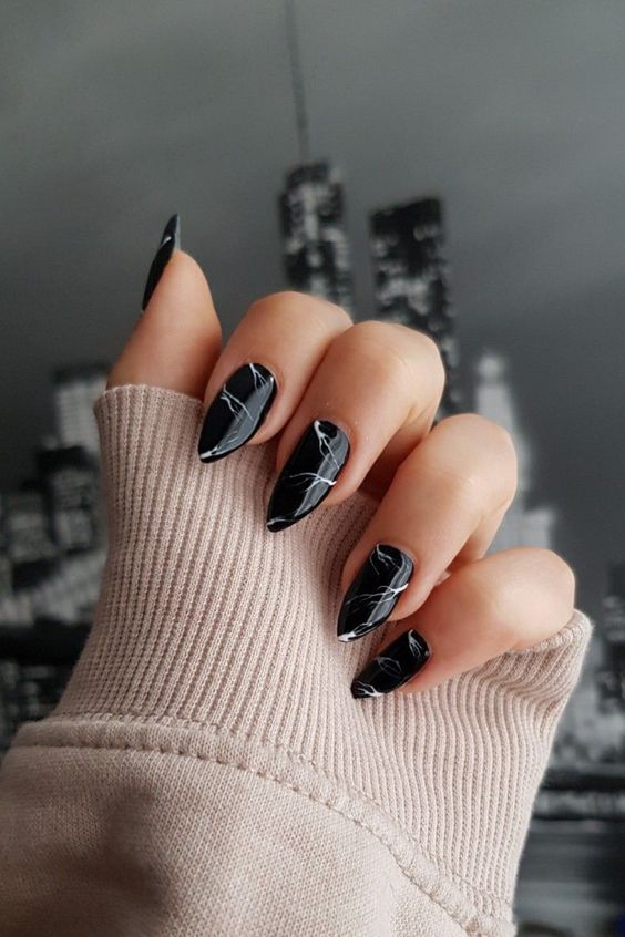 Unhas pretas decoradas com desenhos