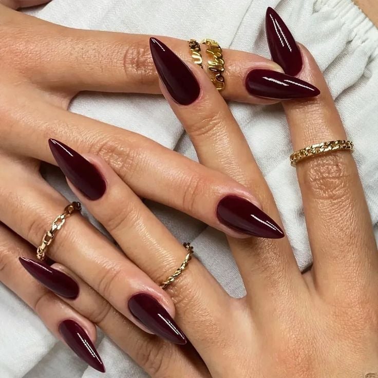 unha stiletto curta