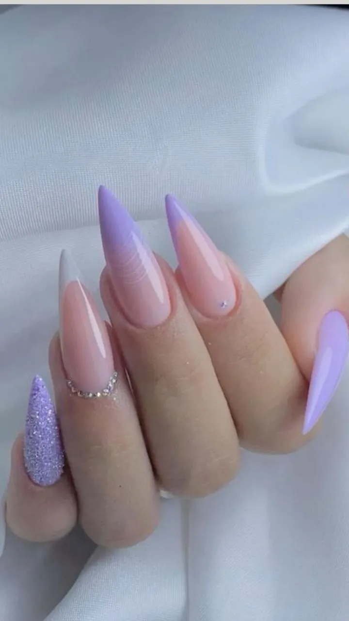unha stiletto preta