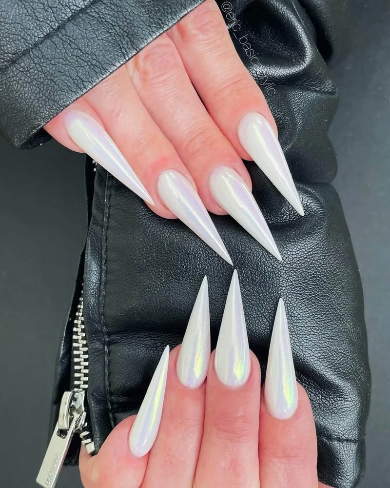 unha stiletto preta