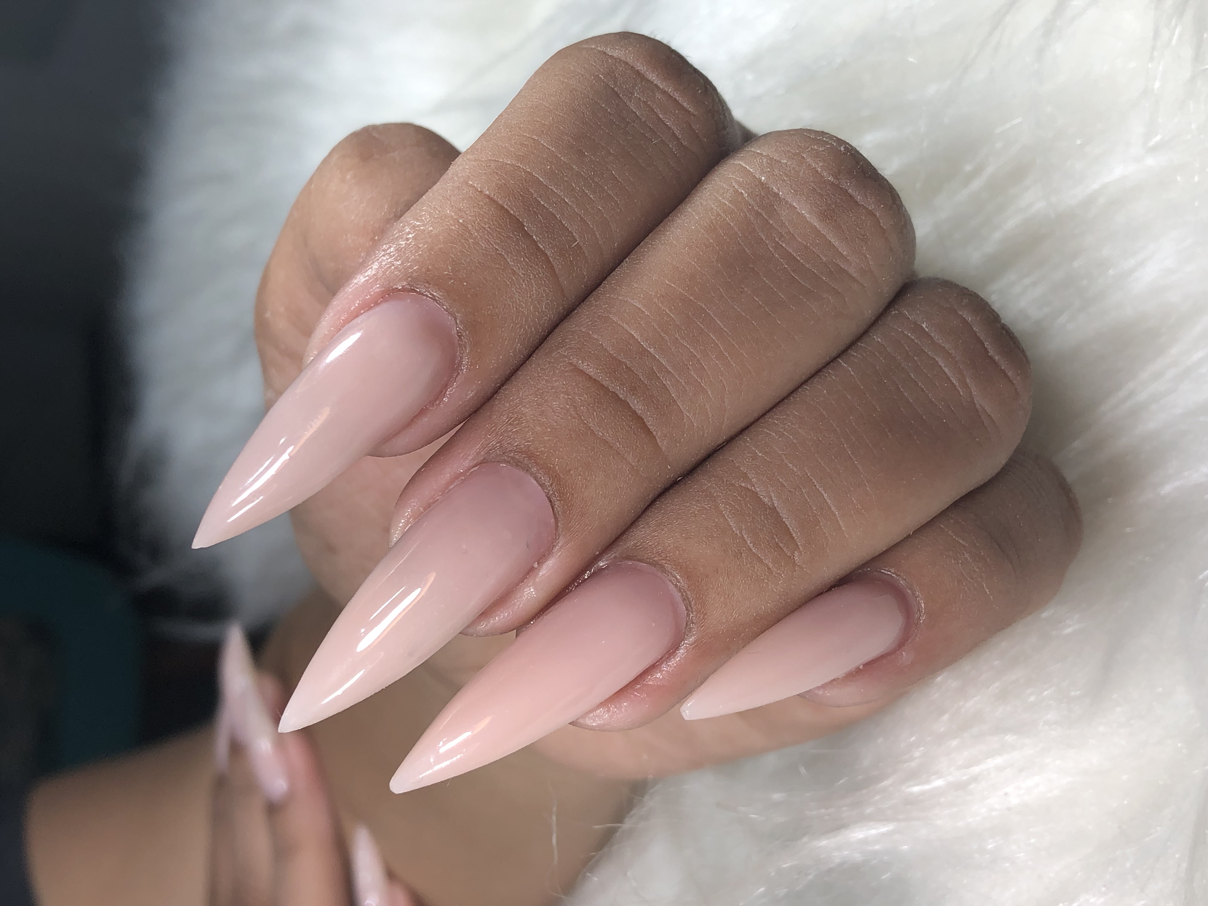unha stiletto curta