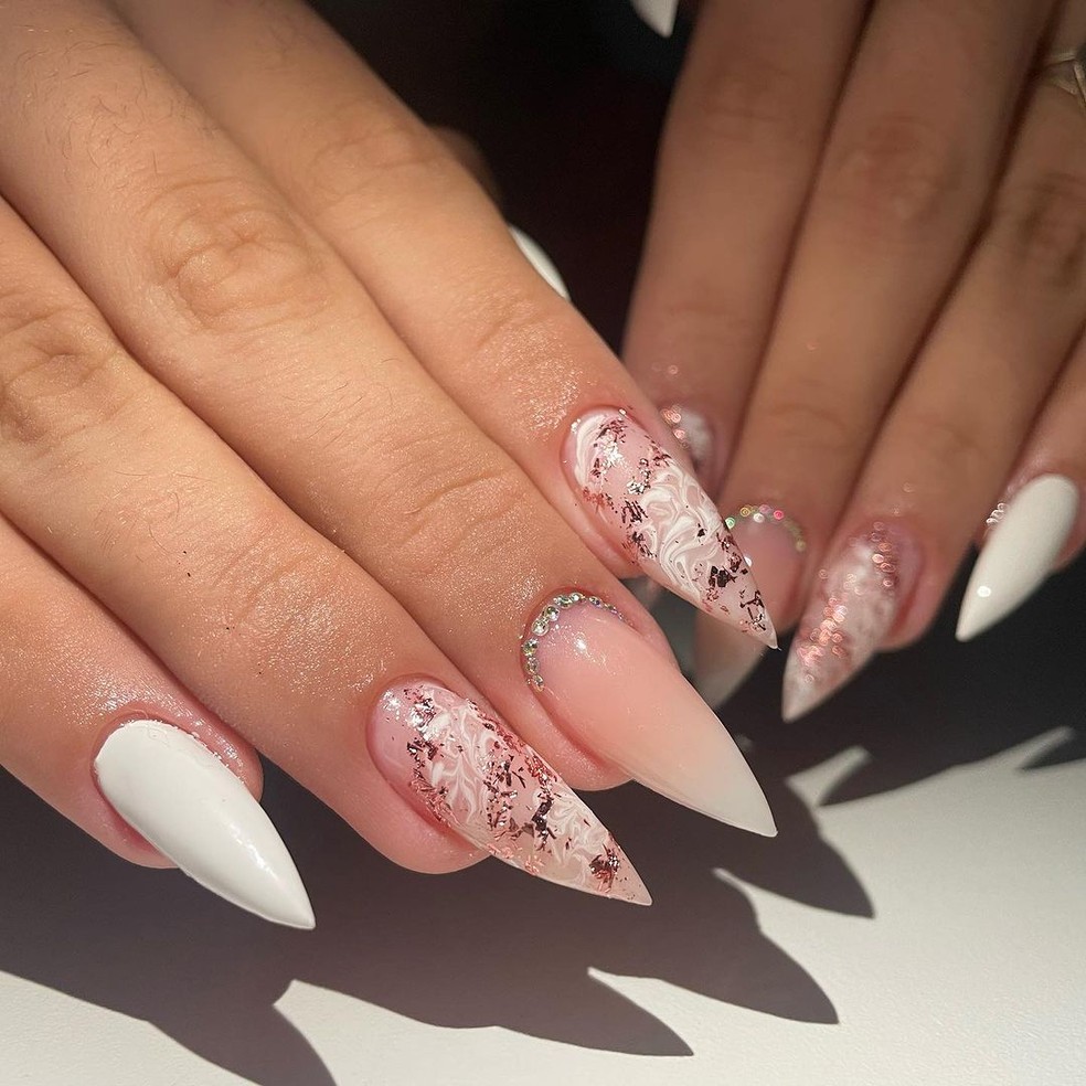 unha stiletto longa