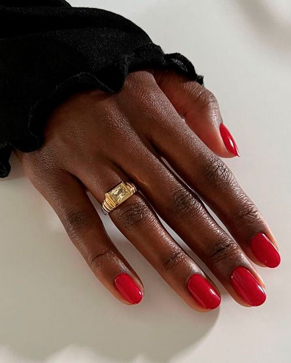Unhas quadradas suaves vermelhas