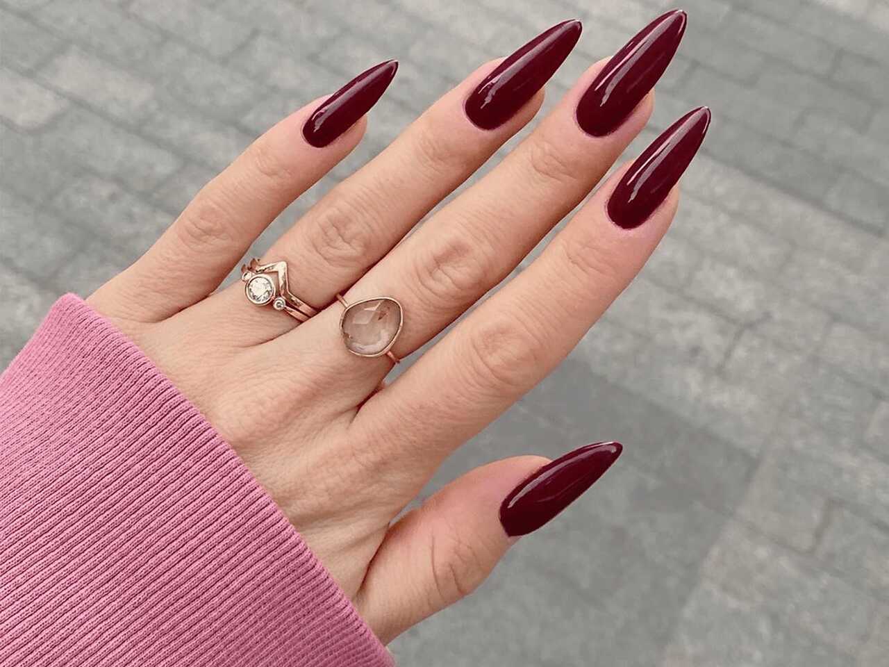 Unhas com linhas minimalistas vermelhas