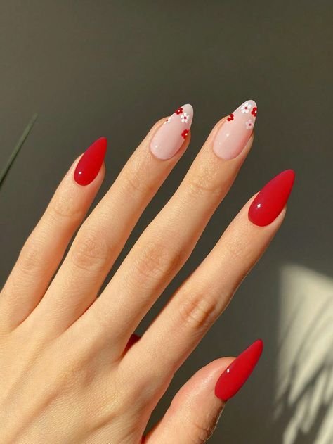 Unhas quadradas suaves vermelhas