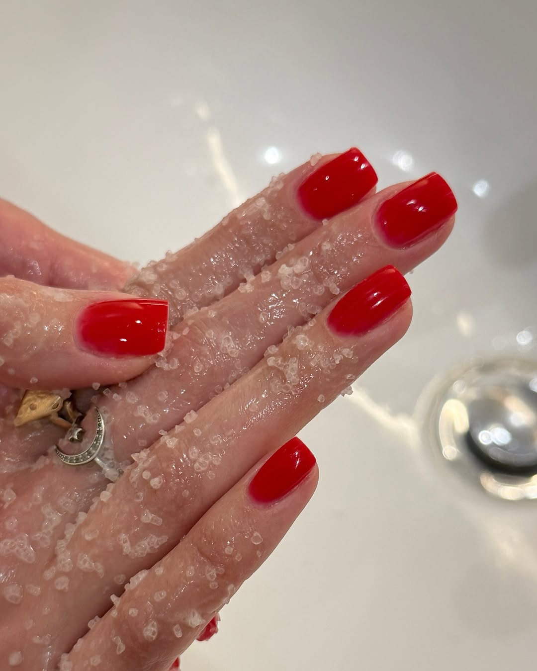 unhas vermelhas vibrantes em gel