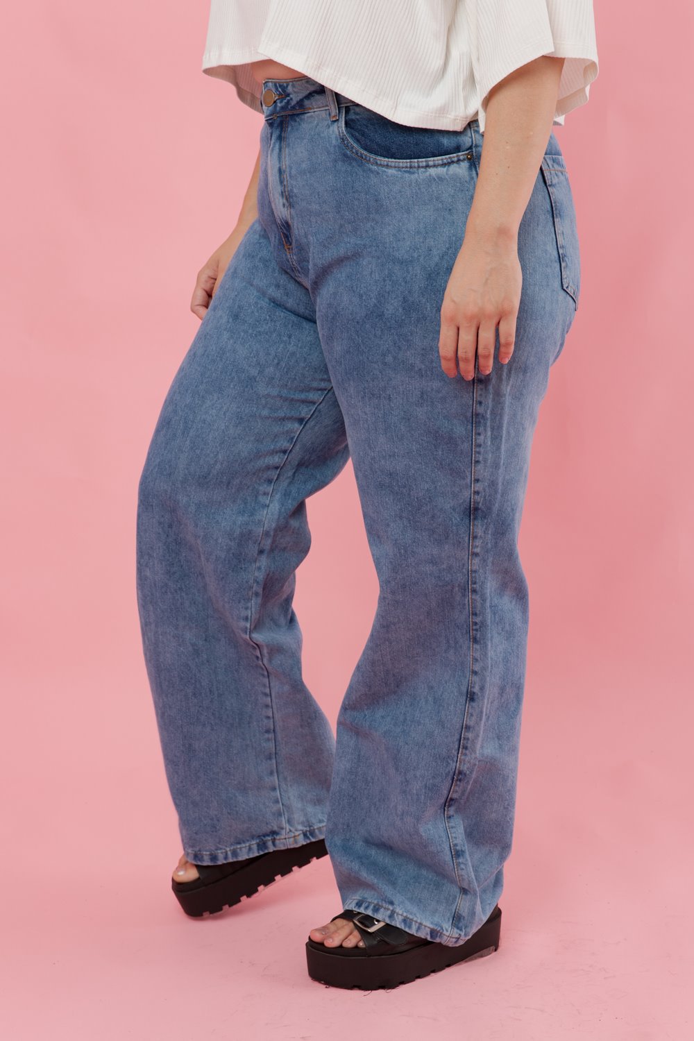 Calça wide leg com tênis