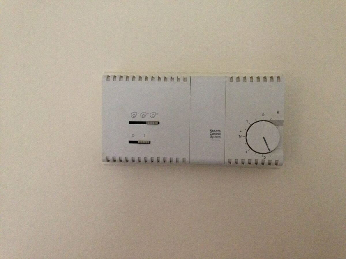 Ar-condicionado a 25 °C e ventilador: como funciona a combinação para dormir