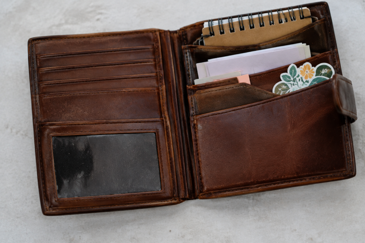 Bolsos e divisórias podem guardar fotos, recibos, adesivos e bilhetes.