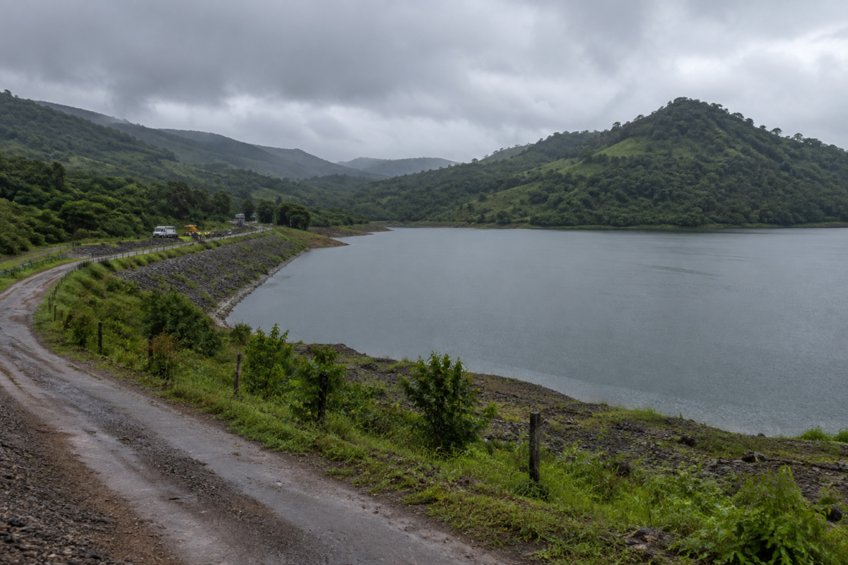 Moradores foram retirados preventivamente após a identificação de fissuras e vazamentos na barragem.