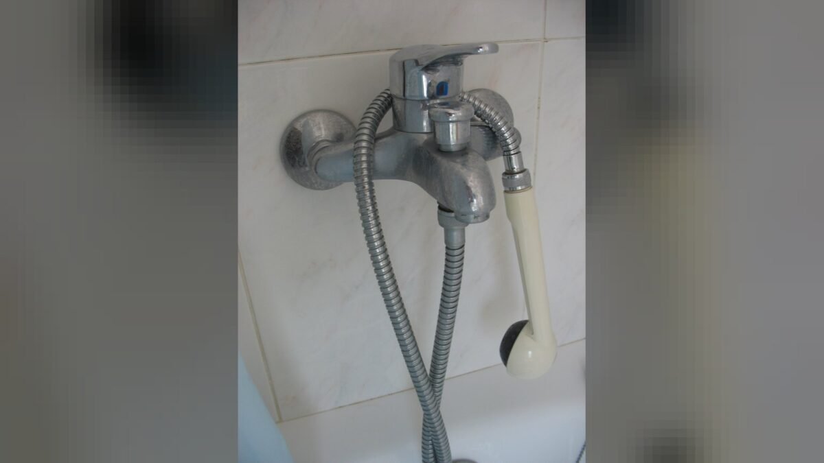 Chuveiro com pouca água: o que verificar antes de trocar o registro