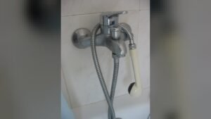 Chuveiro com pouca água: o que verificar antes de trocar o registro