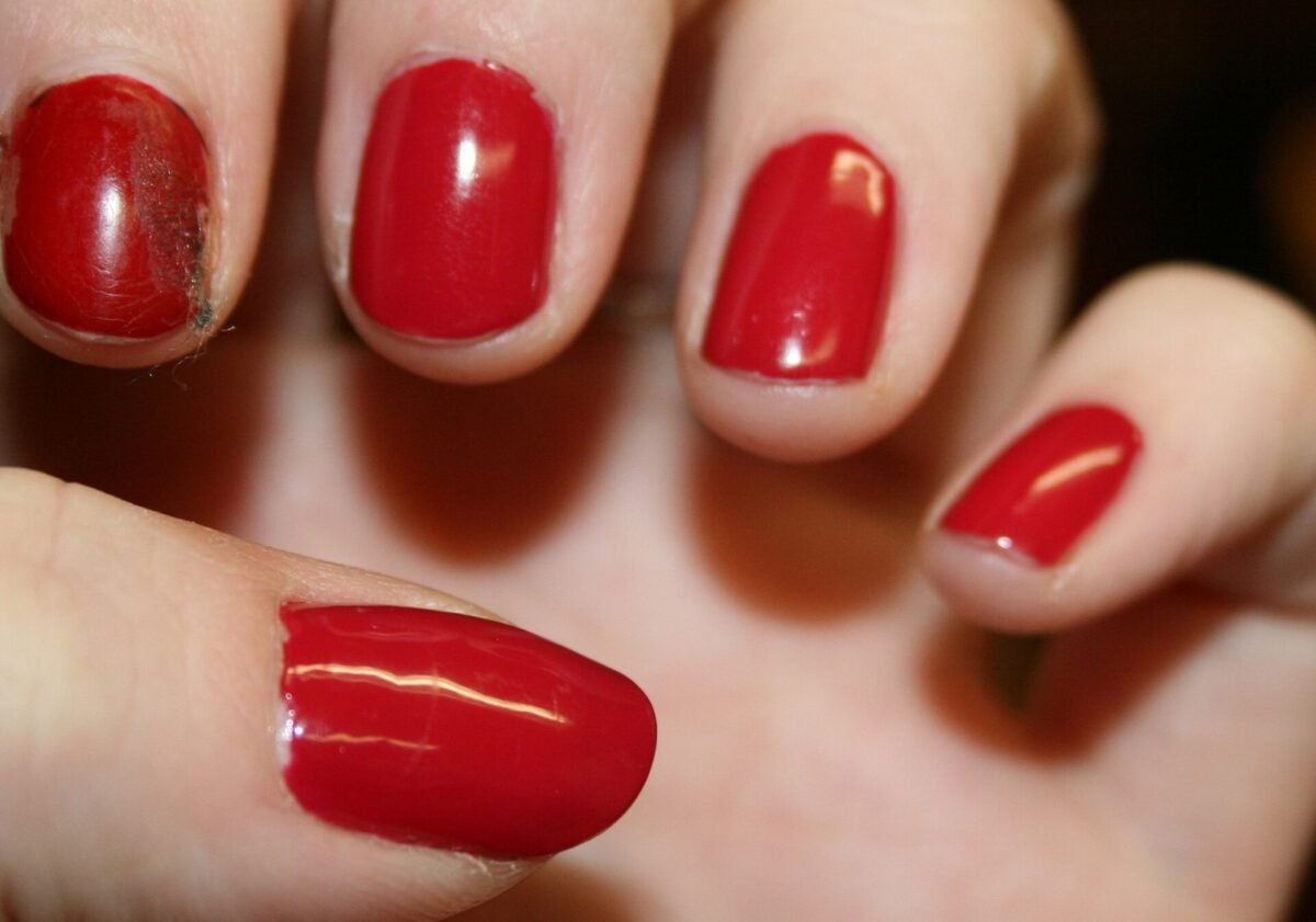 Cinco formas de atualizar as unhas vermelhas sem abrir mão do clássico Cinco formas de atualizar as unhas vermelhas sem abrir mão do clássico